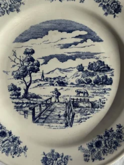 Assiette ancienne en faïence à décor de paysage bleu D24,5