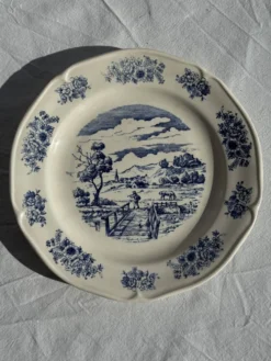 Assiette ancienne en faïence à décor de paysage bleu D24,5