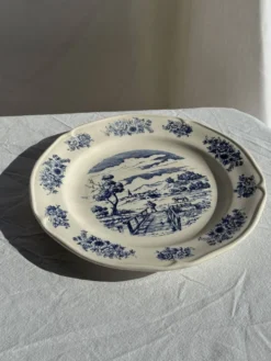 Assiette ancienne en faïence à décor de paysage bleu D24,5
