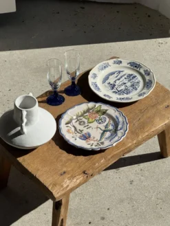 Assiette ancienne en faïence à décor de paysage bleu D24,5