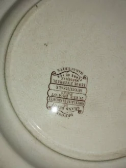 Assiette ancienne en terre de fer à décor floral brun – fin XIXe siècle