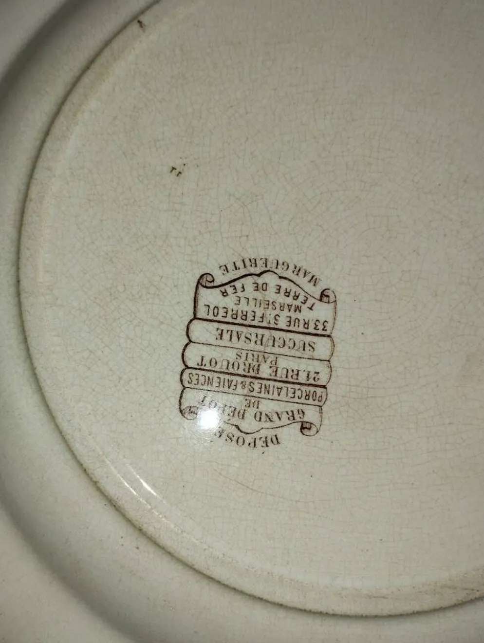 Assiette ancienne en terre de fer à décor floral brun – fin XIXe siècle