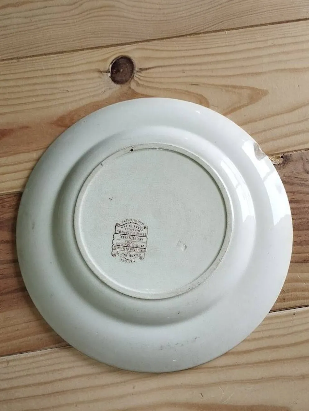Assiette ancienne en terre de fer à décor floral brun – fin XIXe siècle