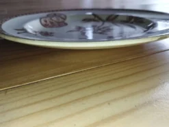 Assiette ancienne en terre de fer à décor floral brun – fin XIXe siècle
