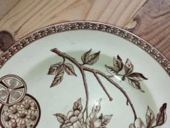 Assiette ancienne en terre de fer à décor floral brun – fin XIXe siècle