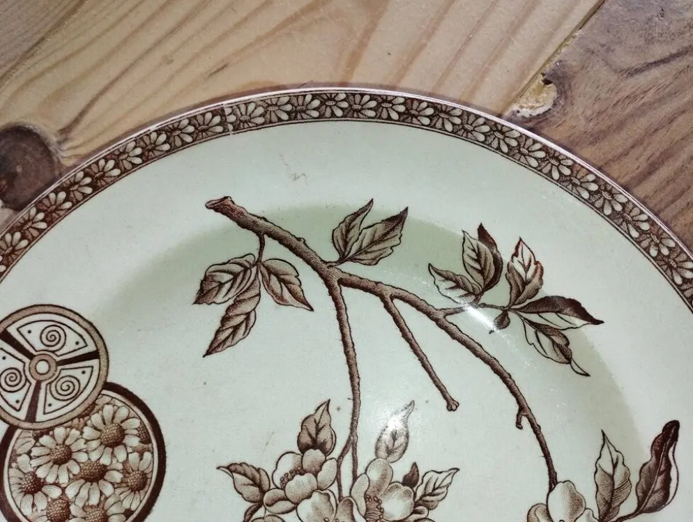 Assiette ancienne en terre de fer à décor floral brun – fin XIXe siècle