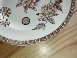 Assiette ancienne en terre de fer à décor floral brun – fin XIXe siècle