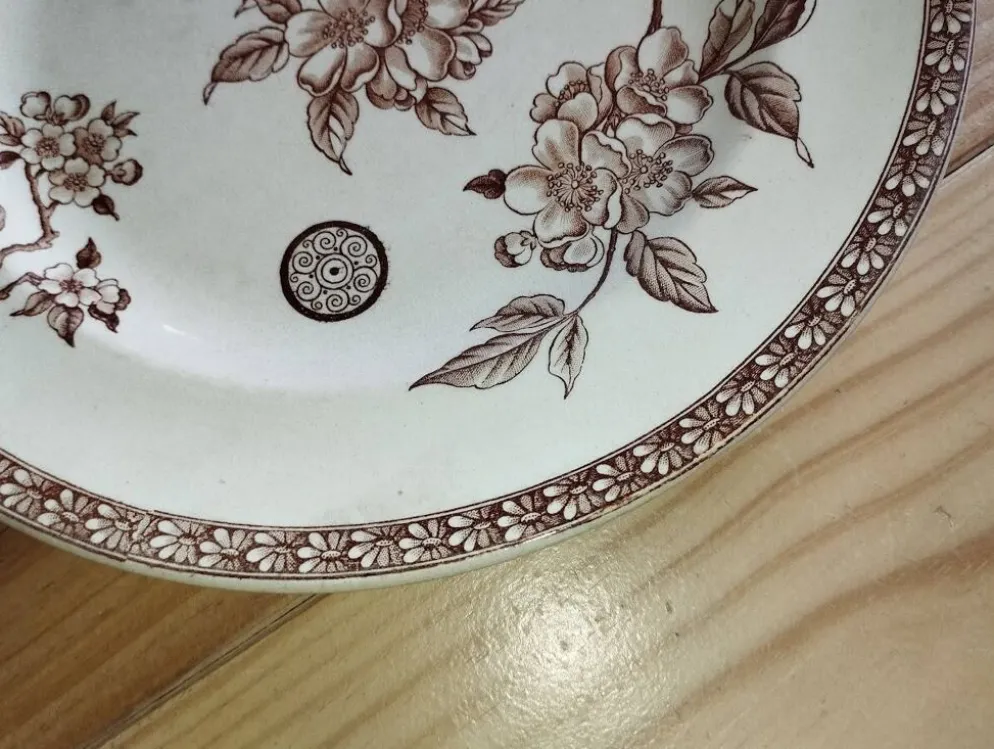Assiette ancienne en terre de fer à décor floral brun – fin XIXe siècle