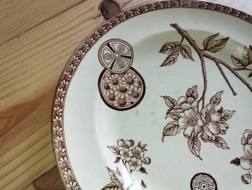 Assiette ancienne en terre de fer à décor floral brun – fin XIXe siècle