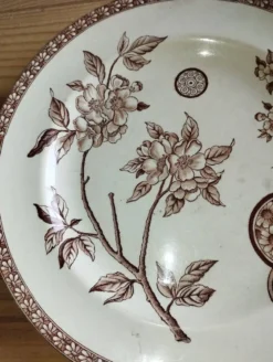 Assiette ancienne en terre de fer à décor floral brun – fin XIXe siècle