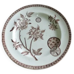 Assiette ancienne en terre de fer à décor floral brun – fin XIXe siècle