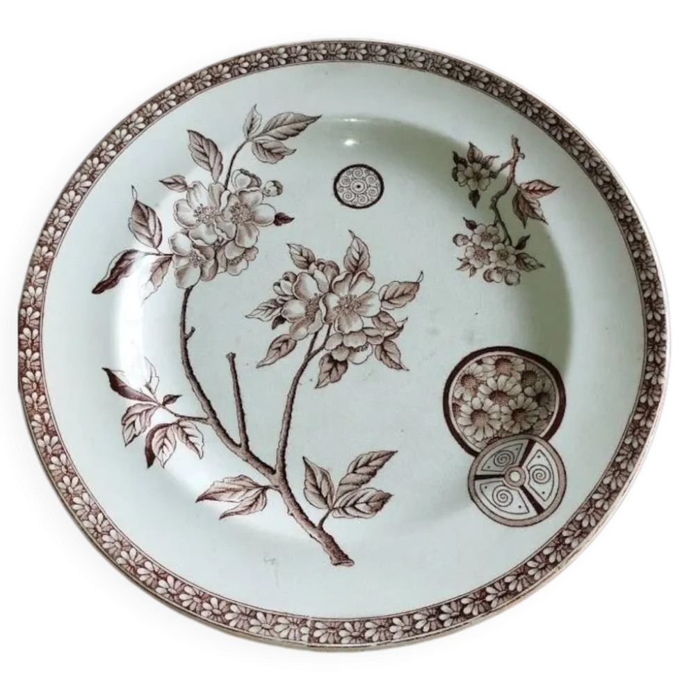 Assiette ancienne en terre de fer à décor floral brun – fin XIXe siècle