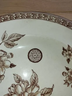 Assiette ancienne en terre de fer à décor floral brun – fin XIXe siècle