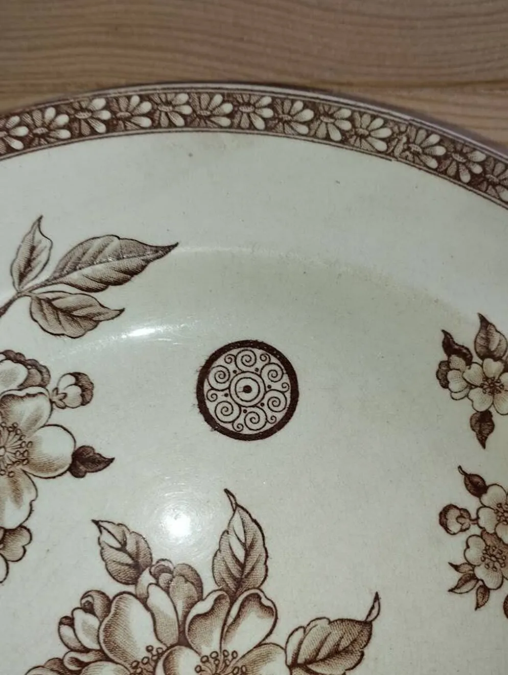 Assiette ancienne en terre de fer à décor floral brun – fin XIXe siècle