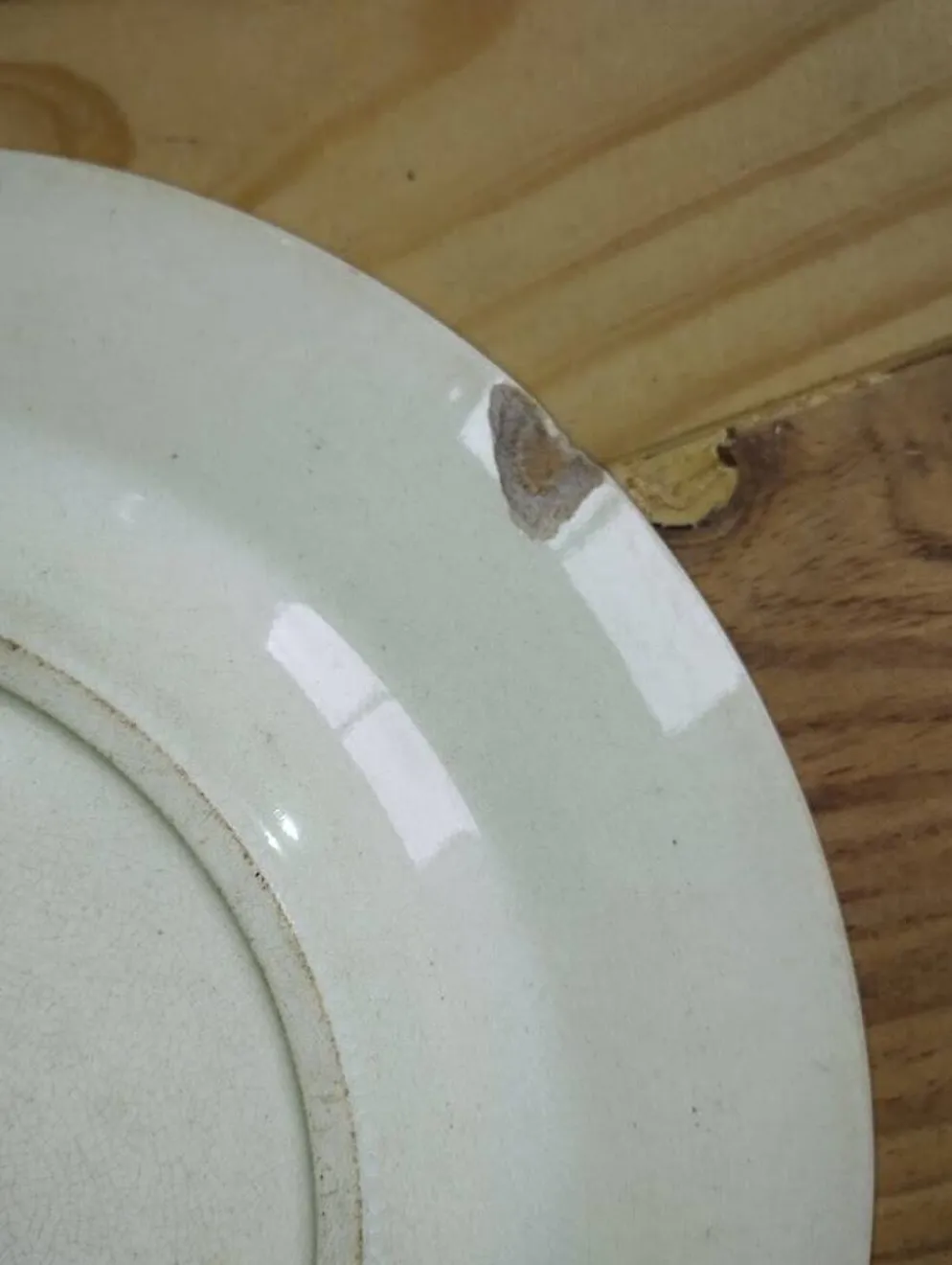 Assiette ancienne en terre de fer à décor floral brun – fin XIXe siècle