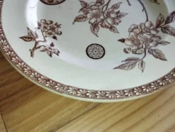 Assiette ancienne en terre de fer à décor floral brun – fin XIXe siècle