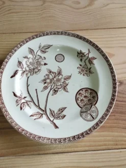 Assiette ancienne en terre de fer à décor floral brun – fin XIXe siècle