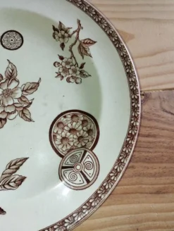 Assiette ancienne en terre de fer à décor floral brun – fin XIXe siècle