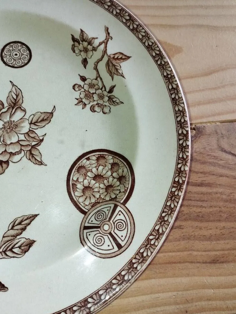 Assiette ancienne en terre de fer à décor floral brun – fin XIXe siècle