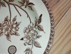 Assiette ancienne en terre de fer à décor floral brun – fin XIXe siècle