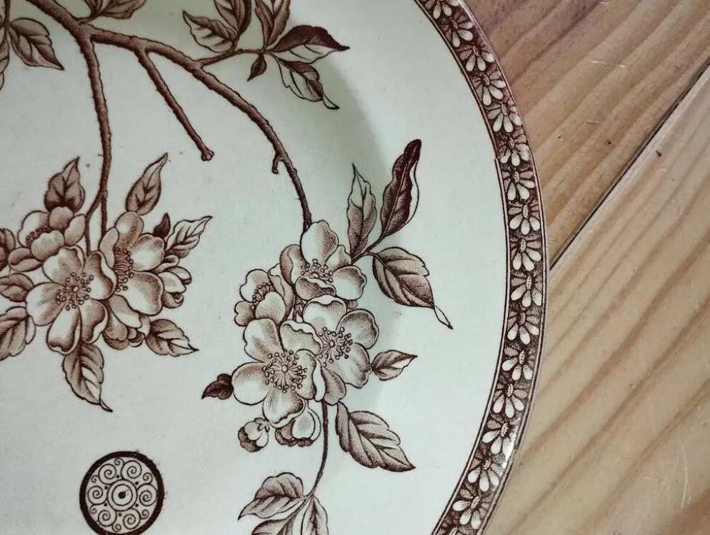 Assiette ancienne en terre de fer à décor floral brun – fin XIXe siècle