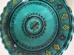 Assiette artisanale marocaine en faïence turquoise – Safi