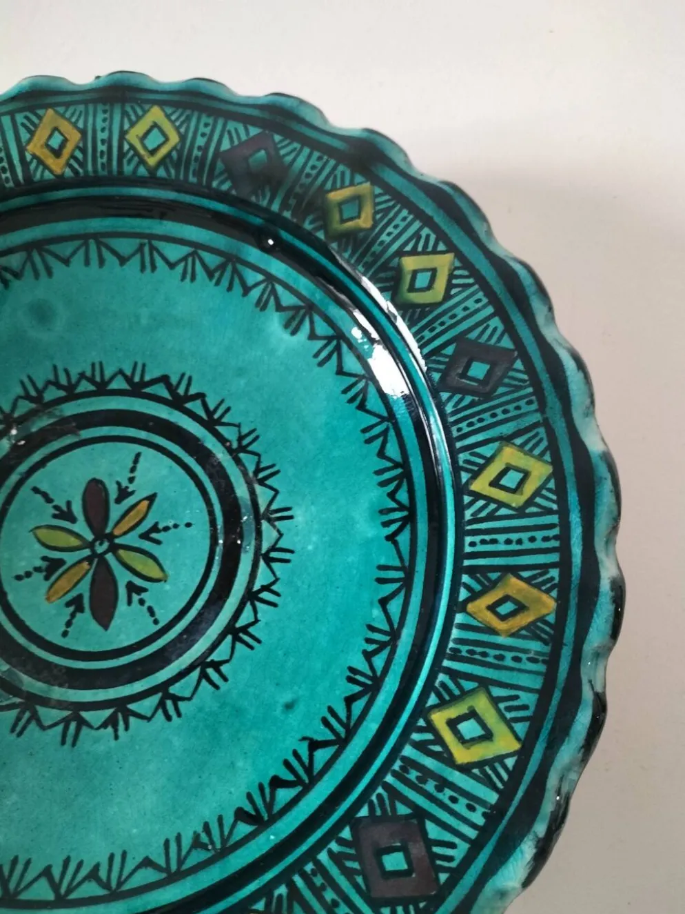Assiette artisanale marocaine en faïence turquoise – Safi