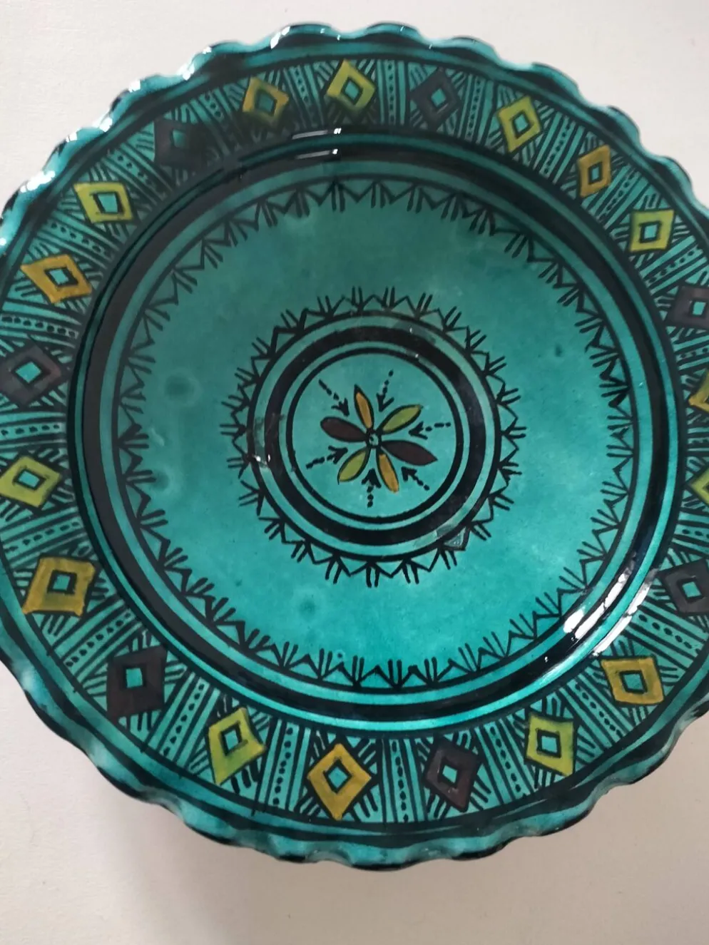 Assiette artisanale marocaine en faïence turquoise – Safi