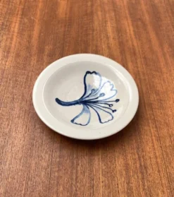 Assiette bol en céramique de studio du milieu du siècle de Wallakra, Suède, années 1960.