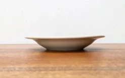 Assiette bol en céramique de studio du milieu du siècle de Wallakra, Suède, années 1960.