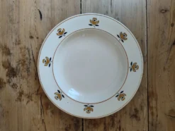 Assiette creuse ancienne en faïence de la Nouvelle Galerie, Savoie.