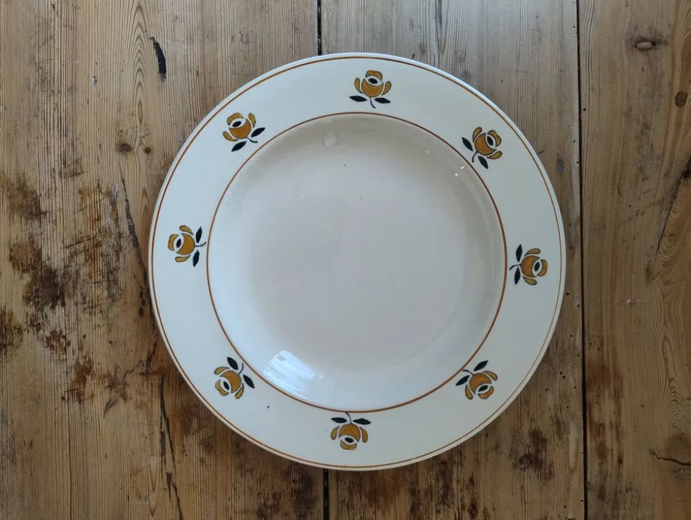Assiette creuse ancienne en faïence de la Nouvelle Galerie, Savoie.