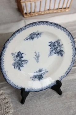 Assiette creuse ancienne en terre de fer Onnaing – Décor végétal bleu