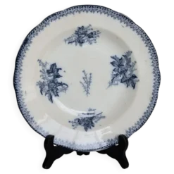 Assiette creuse ancienne en terre de fer Onnaing – Décor végétal bleu