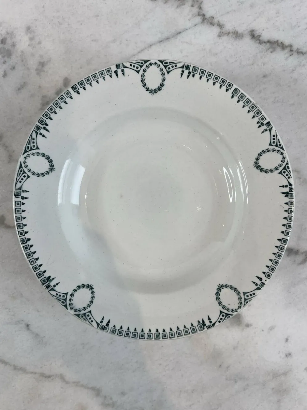 Assiette creuse en faïence décor frise verte Saint-Amand