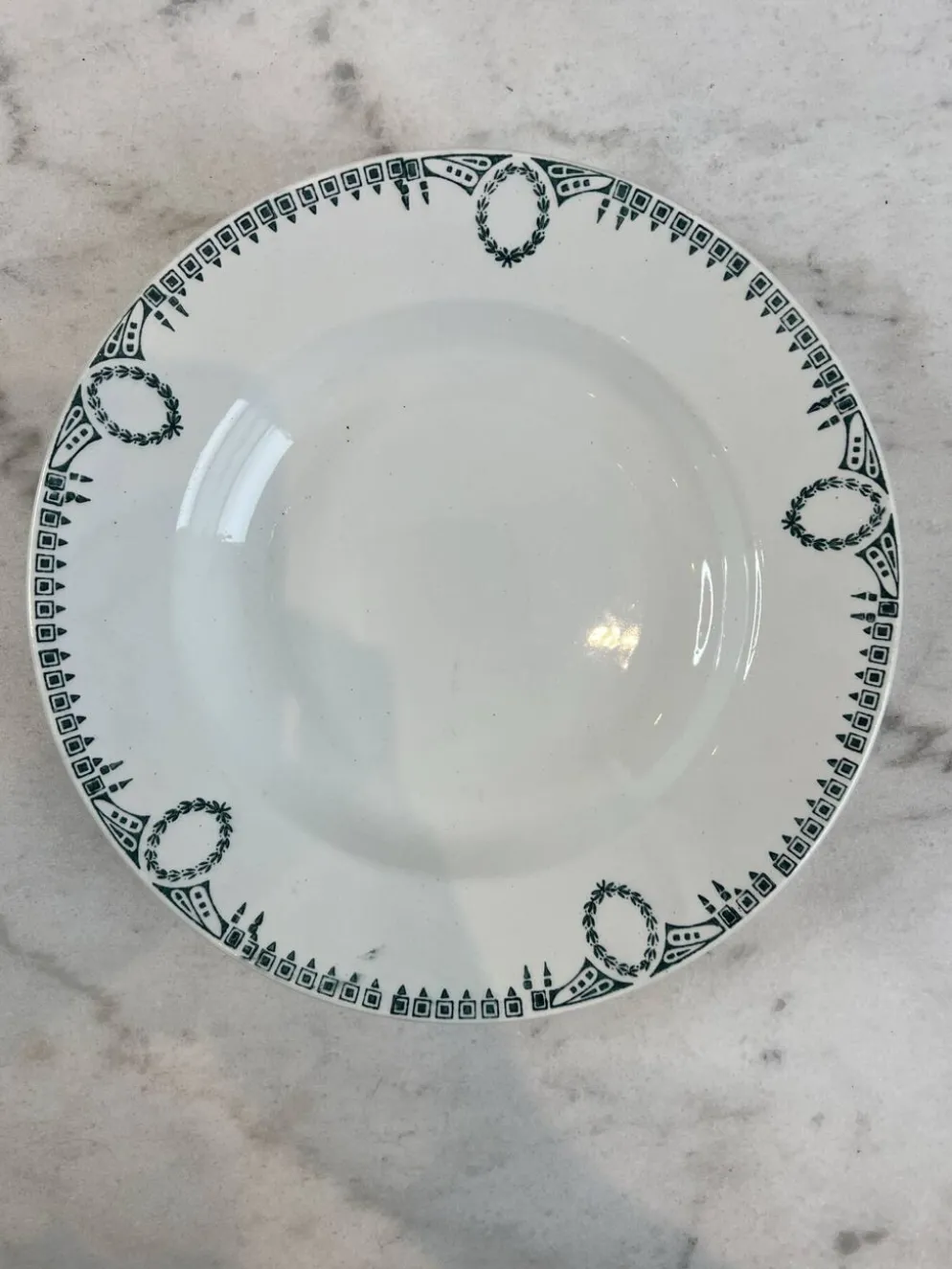 Assiette creuse en faïence décor frise verte Saint-Amand