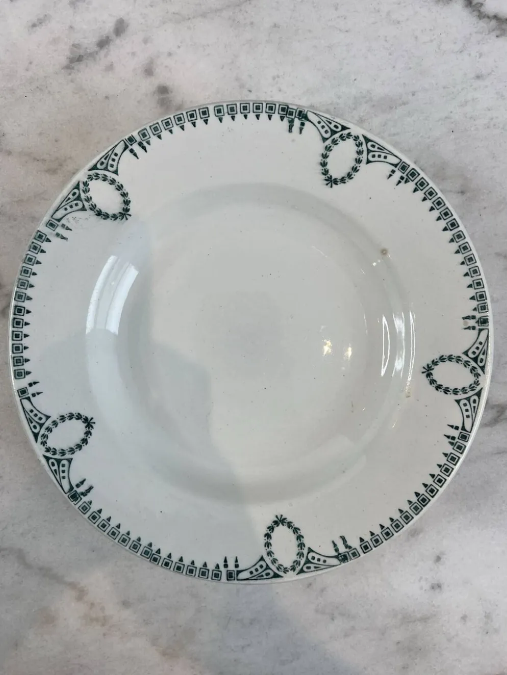 Assiette creuse en faïence décor frise verte Saint-Amand