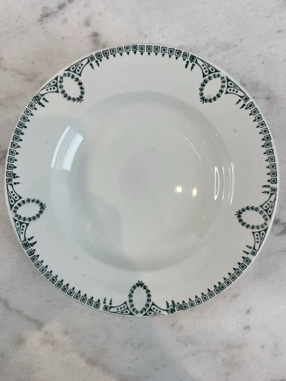 Assiette creuse en faïence décor frise verte Saint-Amand