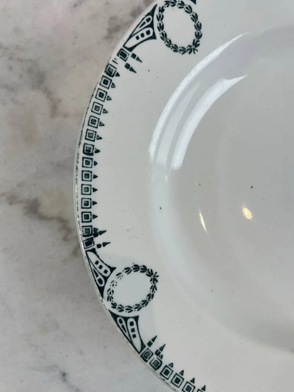 Assiette creuse en faïence décor frise verte Saint-Amand
