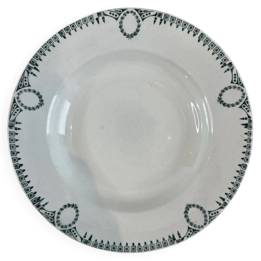 Assiette creuse en faïence décor frise verte Saint-Amand