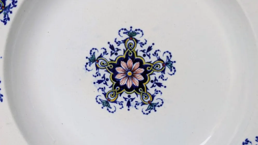 Assiette Creuse en Faïence - Décor "Style Rouen" - Marque JVB - Fin XIXe