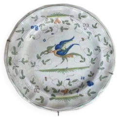 Assiette creuse en faïence de Moustiers décorée d'un oiseau, XIXe