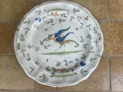 Assiette creuse en faïence de Moustiers décorée d'un oiseau, XIXe