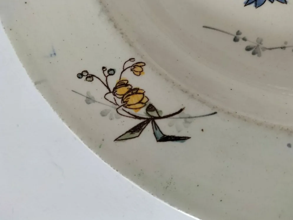 Assiette creuse Terre de Fer HB & Cie décor fleurs des champs 1900-1910
