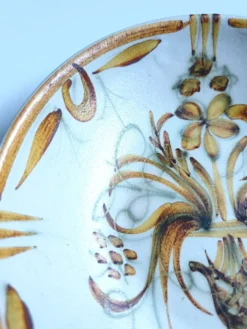 Assiette creuse vintage Keraluc Quimper France G6 plat décor floral bo