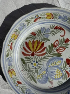 Assiette décorative ancienne IB Quimper à décor floral polychrome D24