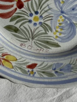 Assiette décorative ancienne IB Quimper à décor floral polychrome D24