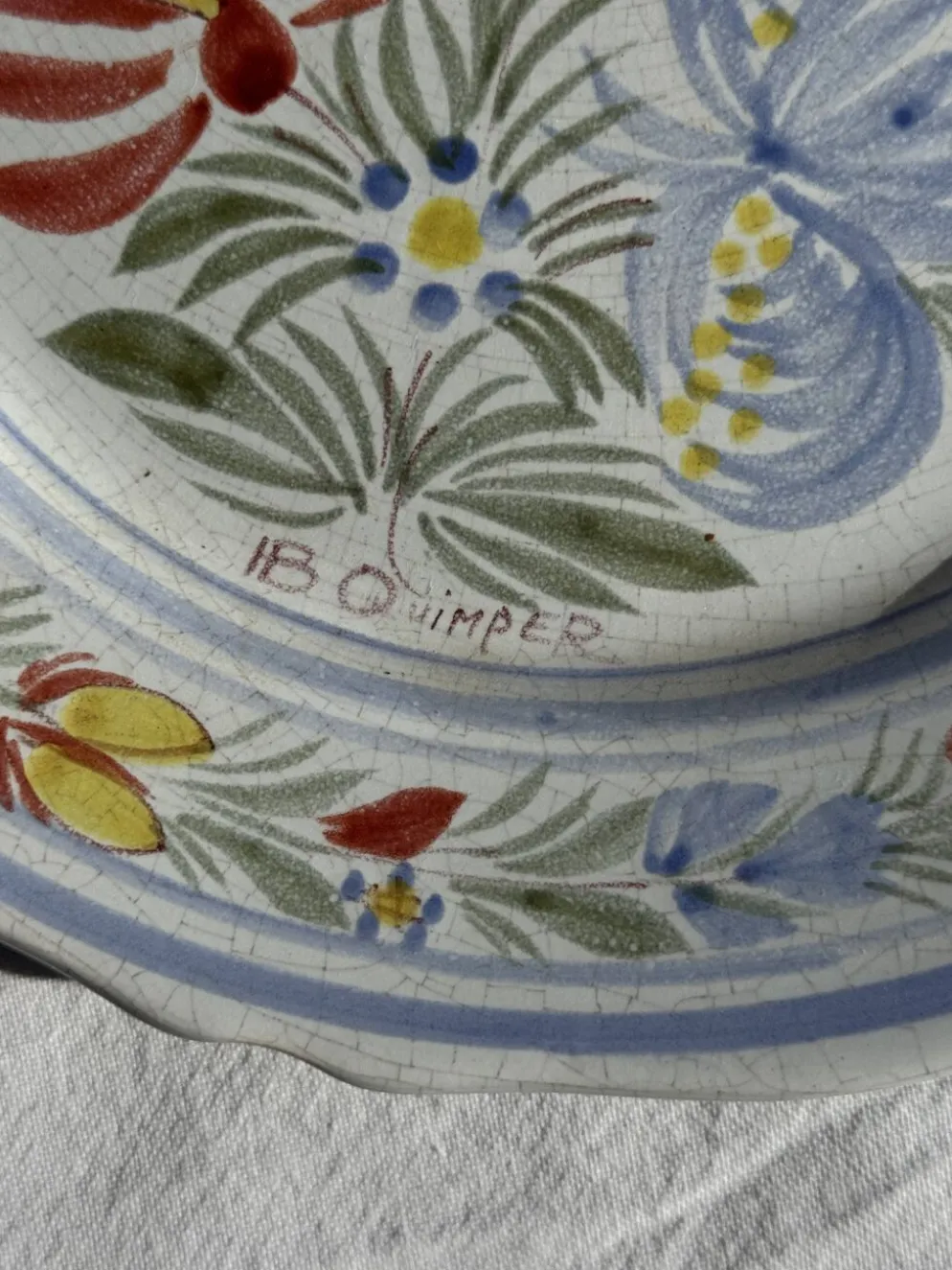 Assiette décorative ancienne IB Quimper à décor floral polychrome D24