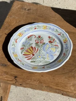 Assiette décorative ancienne IB Quimper à décor floral polychrome D24