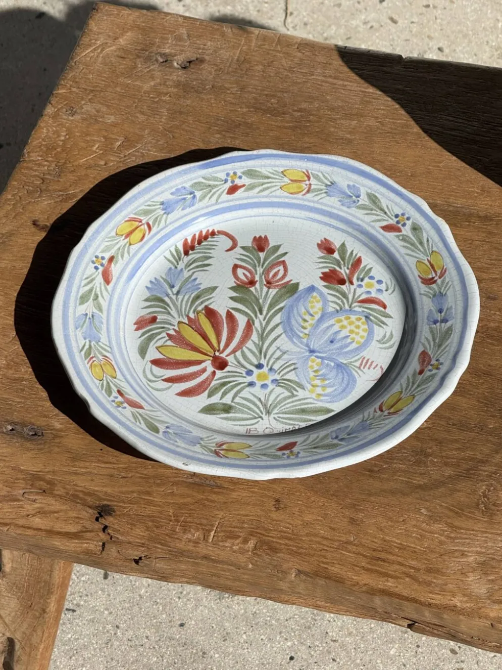 Assiette décorative ancienne IB Quimper à décor floral polychrome D24